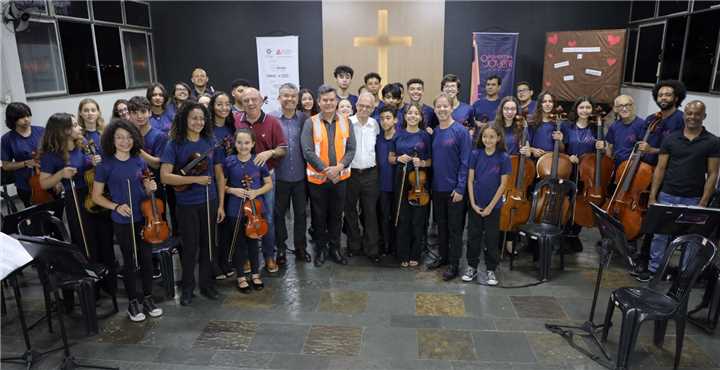 entrega instrumentos orquestra jovem